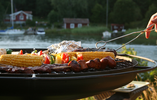 Vy över Stockholms skärgård med Grill Robust i förgrunden.